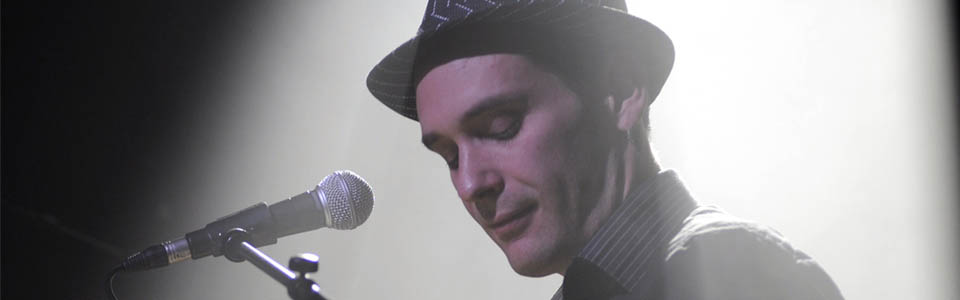 Adrien Bernard en première partie de Vincent Delerme à Monaco interprétant la chanson de Prévert.