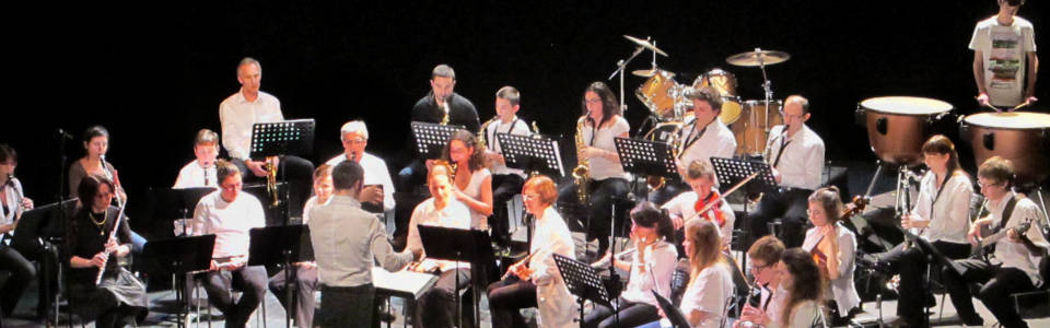 Adrien Bernard dirigeant les Meltin'notes, harmonie de l'ouest lyonnais à la salle Eole de Craponne.