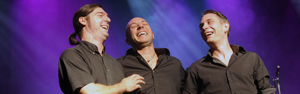 Adrien Bernard en première partie de Vincent Delerme avec Garbiel Todesco et Anthony Gatta à Monaco saluant.