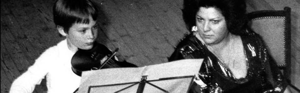 Adrien Bernard à 7 ans en concert avec son professeur Rachel Bagéac.