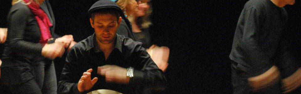 Adrien Bernard aux percussions accompagnant la Cohue chorale de Saint Genis les Ollières.