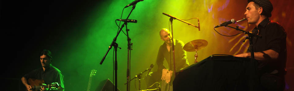 Adrien Bernard en première partie de Vincent Delerme avec Garbiel Todesco et Anthony Gatta à Monaco interprétant Assez Zoné.