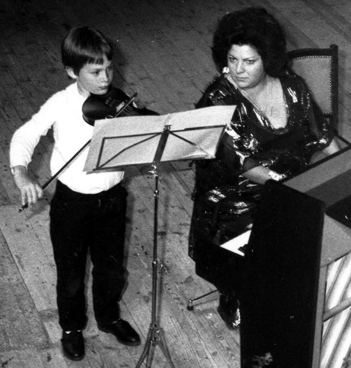 Adrien Bernard à 7 ans en concert avec son professeur Rachel Bagéac.
