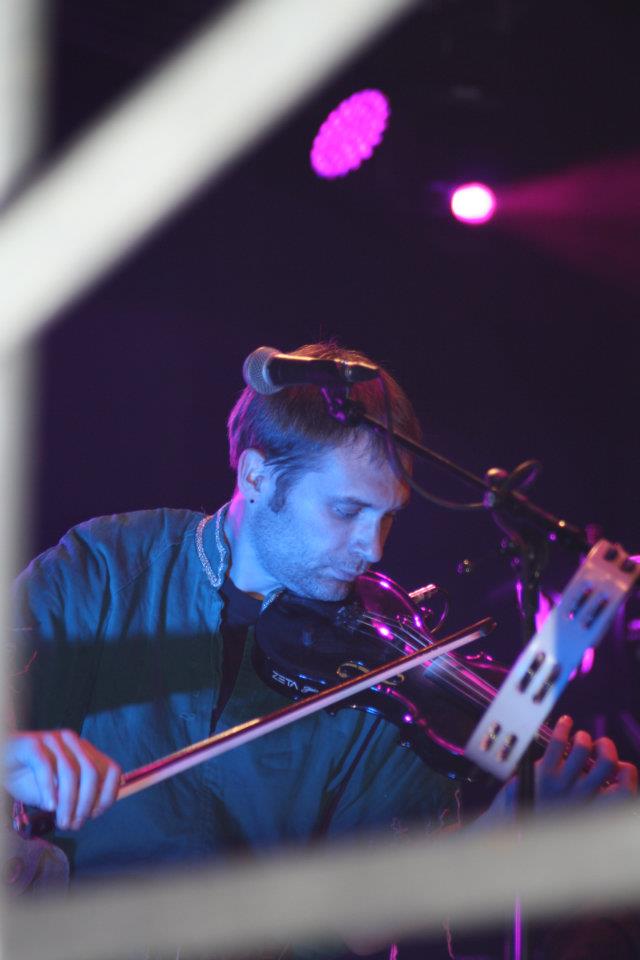 Adrien Bernard au violon avec le Clan, groupe ardéchois, au festival le kiosque à musique à La Voulte.