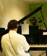 Photo de Adrien Bernard sur l'enregistrement des « Chansons insolites » d'Adrien Bernard.