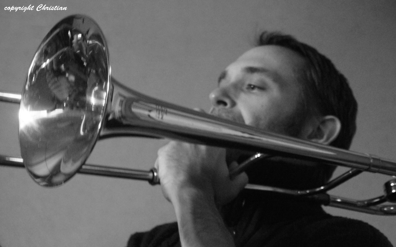 Adrien Bernard aux choeurs avec le Clan, groupe ardéchois, au festival le kiosque à musique à La Voulte.
