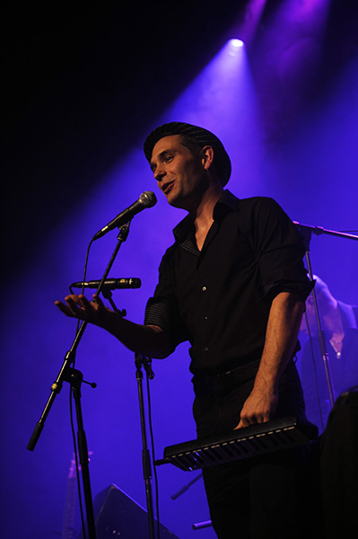 Adrien Bernard en première partie de Vincent Delerme à Monaco interprétant le dernier bal.