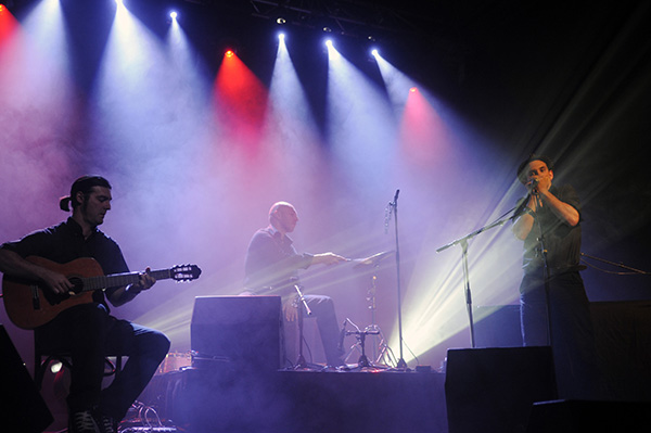 Adrien Bernard en première partie de Vincent Delerme avec Garbiel Todesco et Anthony Gatta à Monaco interprétant Petit Bonhomme.