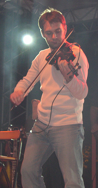 Adrien Bernard au violon avec le Clan, groupe ardéchois, au festival le kiosque à musique à La Voulte.