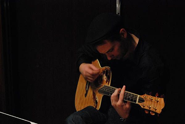 Adrien Bernard à la guitare accompagnant la Cohue chorale de Saint Genis les Ollières.