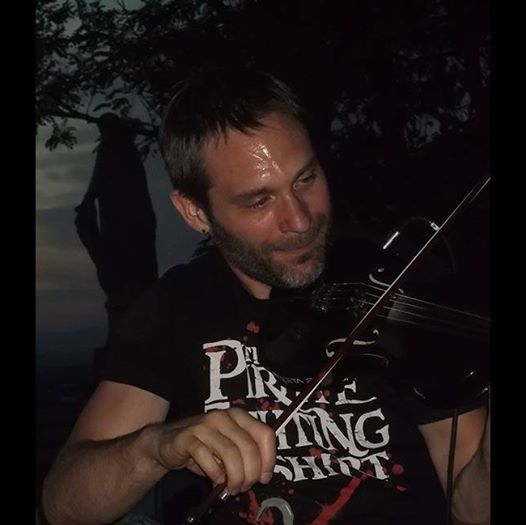 Adrien Bernard aux choeurs avec le Clan, groupe ardéchois, pour la sortie de l'album « Mémoire de vent ».