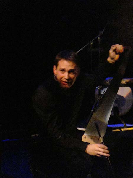 Adrien Bernard à la scie musicale interprétant « Fantômes ».