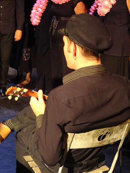 Adrien Bernard au ukulélé accompagnant la Cohue chorale de Saint Genis les Ollières.