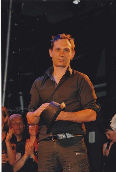 Adrien Bernard saluant avec la Cohue chorale de Saint Genis les Ollières.